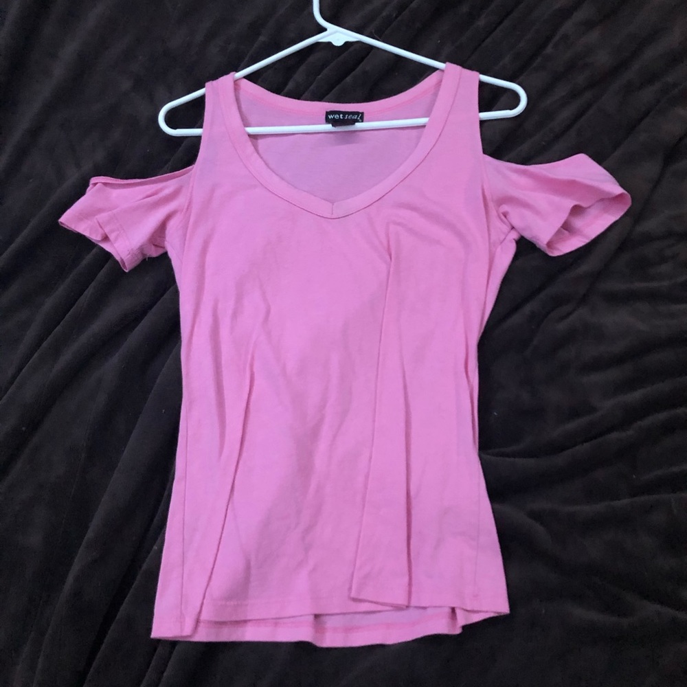 Open shoulder tee